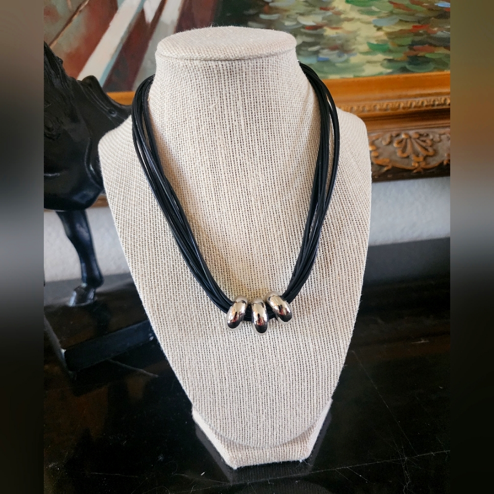 Euc-Elegant Black And Silver Necklace 32$